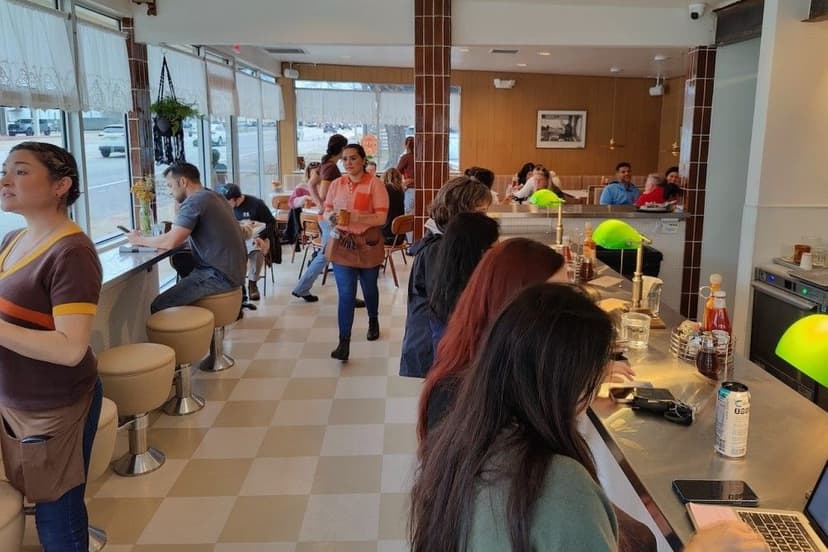 Does Your Job Posting Stand Out? 5 Ways to Attract More Hospitality Applicants | HeyHire